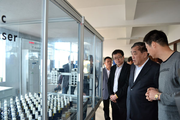 王天凯会长视察长丝织造企业(组图)